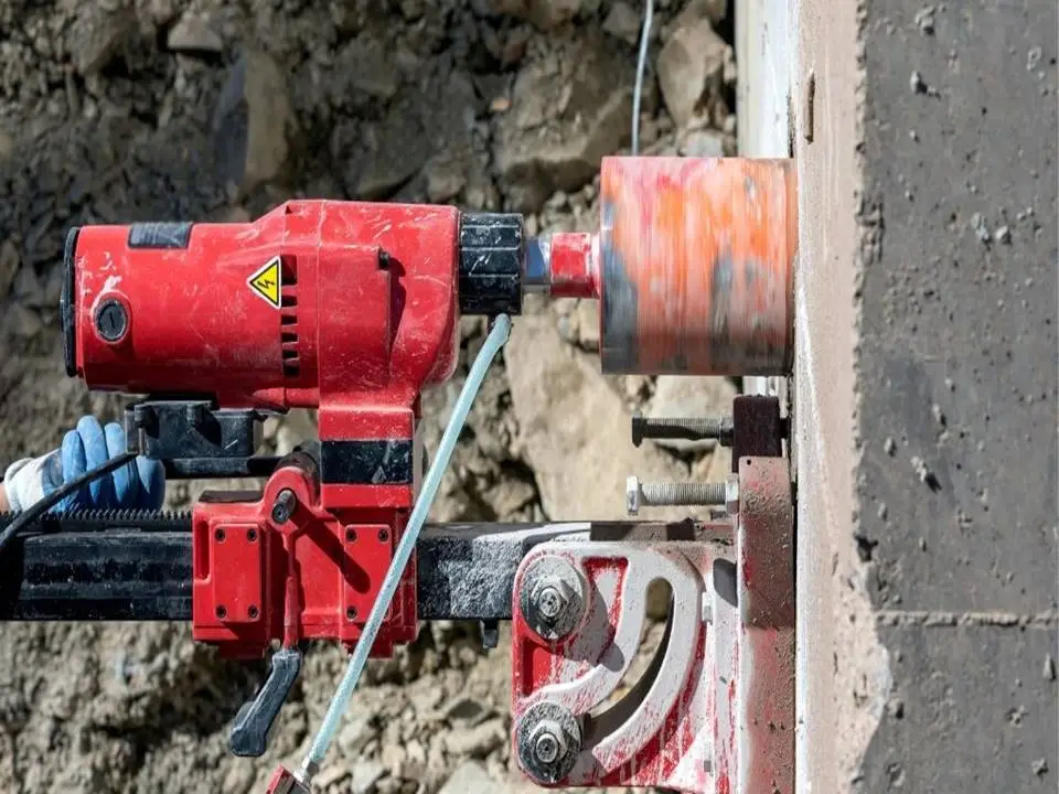 Beton duvarda karot makinesi ile delik açılması