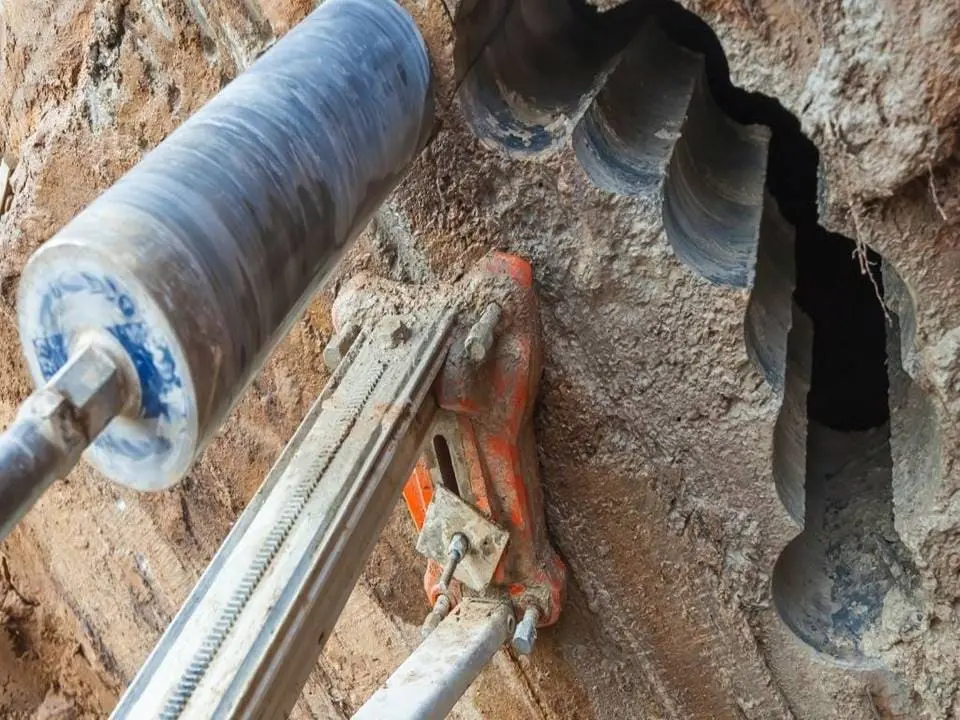 Karot ekipmanı ile beton yüzeyde delme uygulaması