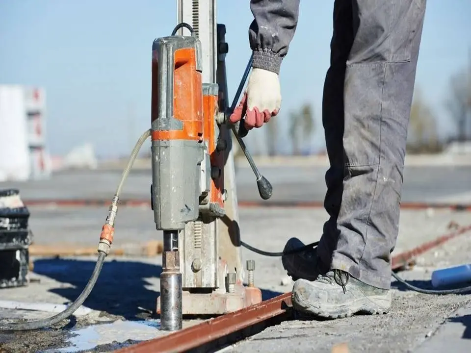 Beton zeminde karot makinesi ile delik açılması